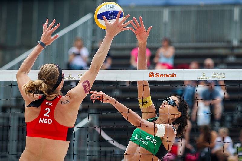 FIVB Světové série v plážovém volejbalu J&T Banka Ostrava Beach Open, 1. června 2019 v Ostravě. Na snímku (zleva) Madelein Meppelink (NED), Carolina Solberg Salgado (BRA).