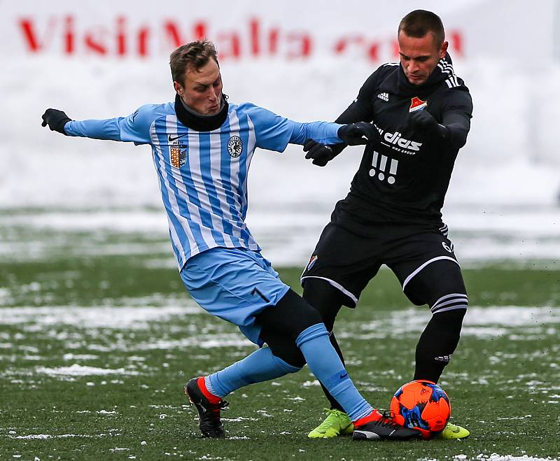 První přípravný zápas Tipsport ligy: Baník Ostrava - 1.SK Prostějov, 8. ledna 2019 v Orlové. Na snímku (zleva) Jan Koudelka z Prostějova a Denis Granečný z Baníku Ostrava.