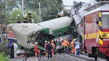 Zaklíněná lokomotiva na místě tragické nehody rychlíku EuroCity ve Studénce na Novojičínsku, snímky z 9-8. srpna 2008
