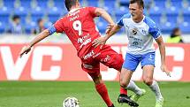 Utkání 8. kola první fotbalové ligy: FC Baník Ostrava - FK Pardubice, 11. září 2022, Ostrava. (zleva) Pavel Černý z Pardubic a Jiří Boula z Ostravy.