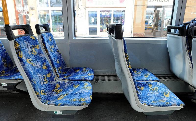 Textilní sedačky pomalu mizí z tramvají, nahrazují je plastové