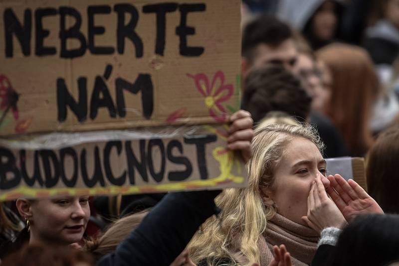 Studenti v Ostravě se 15. března 2019 připojili k celosvětové protestní akci, která má za cíl přimět politiky důsledněji chránit klima a snižovat emise.