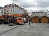 Vánoce se blíží. Na Masarykově náměstí v centru Ostravy začala o víkendu instalace stánků na vánoční trhy.