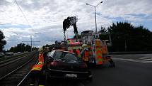 Vyprošťování auta z tramvajových kolejí v Ostravě.