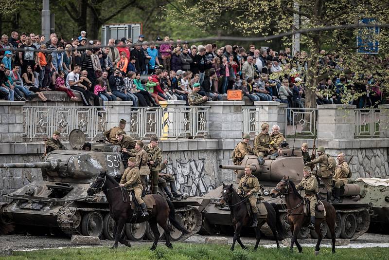 Historická ukázka osvobozovacích bojů v Ostravě na břehu řeky Ostravice u příležitosti oslav 70. výročí osvobození města.