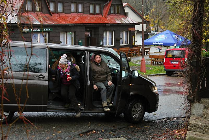 Filmaři natáčí ve Velkých Karlovicích volné pokračování seriálu Doktor Martin. Třináctidílná sada ponese název Strážmistr Topinka a hlavní roli si zahraje Robert Mikluš. V seriálu se nově objeví Jiří Bartoška nebo Jenovéfa Boková.