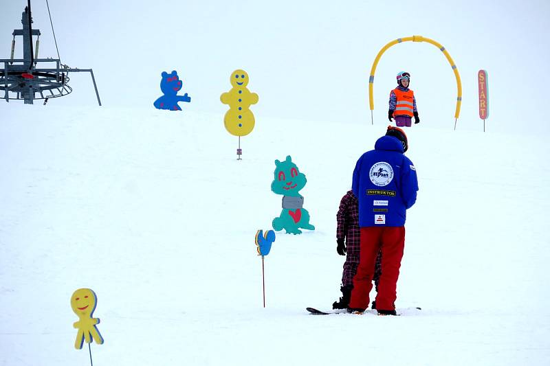 Tošovický areál zaplnili o víkendu lyžaři, snowboardisté i bobisté.