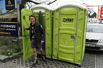 Pár mobilních toalet pro malou i velkou potřebu, nová atrakce na Stodolní ulici, populární zóně zábavní Ostravy, kde se to snaží žít koronavirus nekoronavirus. Květen 2021.