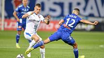 Utkání 8. kola první fotbalové ligy: SK Sigma Olomouc - FC Baník Ostrava 17. září 2021 v Olomouci. (zleva) Filip Kaloč z Ostravy a Jan Sedlák z Olomouce.