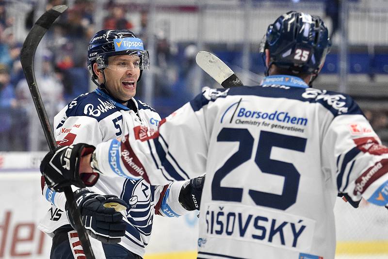 Utkání 51. kola hokejové extraligy: HC Vítkovice Ridera - HC Energie Karlovy Vary, 3. března 2020 v Ostravě. Zleva Jan Hruška z Vítkovic a Peter Šišovský z Vítkovic.