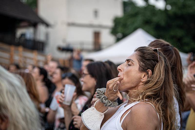 Open air koncert kapely Monkey Business v rámci Barrák music hradu, který se uskutečnil na Sleszkoostravském hradě, 1. července v Ostravě.