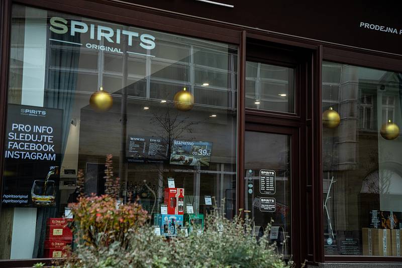 Prodejna společnosti SPIRITS ORIGINAL. Nespresso a alkotéka s výběrem více než 300 druhů lahví alkoholu, 26. listopadu 2020 v Ostravě.