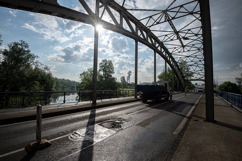 Uzavřený most přes řeku Odru v Ostravě-Přívoze, 31. května 2021. Ranní situace hned první den uzavírky.