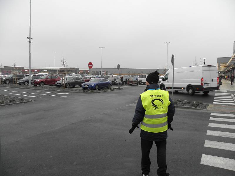 Outletové centrum zahájilo provoz. Přijely stovky motoristů, situaci monitorují strážníci a policisté. Provoz ve frekventované Hlučínské ulici, ze které je jediné napojení do outletu, zhoustl.