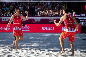 Turnaj Pro Tour kategorie Elite v plážovém volejbalu, čtvrtfinále muži, 3. června 2023 v Ostravě. (zleva) David Schweiner (CZE) a Ondřej Perušič (CZE).