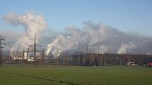 Kouřové panoráma při pohledu na ostravské ocelárny ArcelorMittal od Vratimova. Snímek je ze dne 6. ledna 2014.