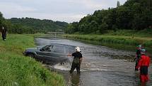 Hasiči na Hlučínsku v pátek večer vytahovali auto z řeky. 