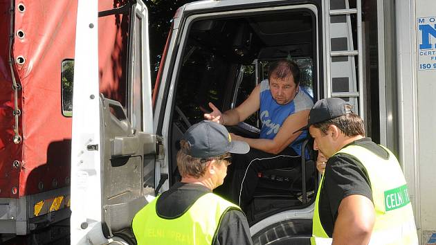 Velkou razii na řidiče autobusů a také pasažéry z řad cizinců provedli v úterý policisté v celé České republice. 