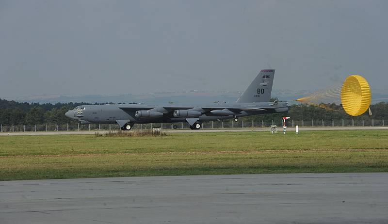 Dva legendární bombardéry B 52 přistály v úterý na Letišti Leoše Janáčka Ostrava. Obří stroje patří mezi největší atrakce letošního ročníku akce Dny NATO.