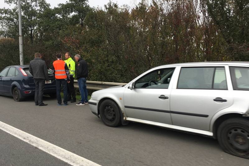 Nehoda na ulici 28. října v Ostravě, při které jedno auto vyjelo do kolejiště. 