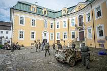 Klub vojenské historie Fenix při ukázce, kdy německý Wermacht obsadil zámek, 29. srpna 2020 v Bílovci.