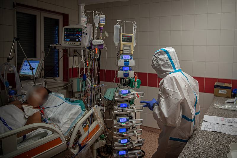 Pacienti s covidem zaplňují lůžka nemocnic. Na snímku kovidová ARO jednotka v nemocnice AGEL Ostrava-Vítkovice.