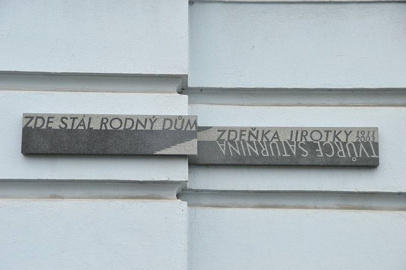 Okrašlovací spolek Za krásnou Ostravy odhalil na Slezské Ostravě desku Zdeňkovi Jirotkovi.