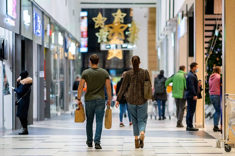 Obchodní centrum Forum Nová Karolina a Avion Shopping Park. 27. listopadu 2021 v Ostravě.