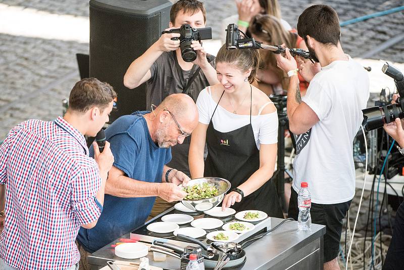 Zdeněk Pohlreich v červnu 2017 zavítal do Ostravy také na první ročník Garden Food Festival, který se konal v Dolní oblasti Vítkovic.