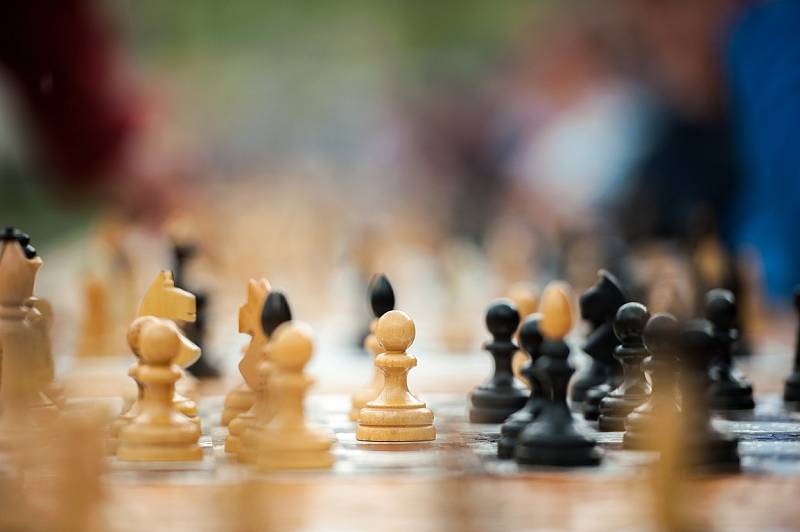 Exhibiční vystoupení mezinárodního šachového mistra Lukáše Klímy, který nastoupil proti čtyřiadvaceti soupeřům, na Masarykově náměstí odstartovala symbolicky šachový festival Ostravský koník.