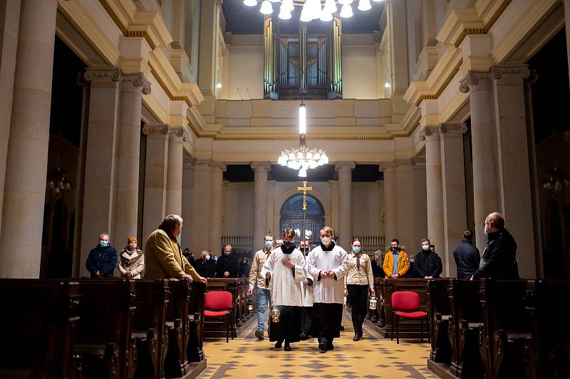 Noční pontifikální mše sv. v katedrále Božského Spasitele. Celebrantem bohoslužby byl biskup Martin David. 24. prosince 2020 v Ostravě.