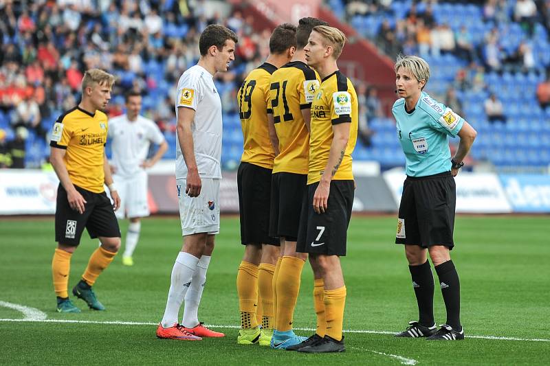 Utkání 28. kola druhé fotbalové ligy (Fortuna národní liga): Baník Ostrava vs. Baník Sokolov, 13. května v Ostravě. Rozhodčí Jana Adámková.