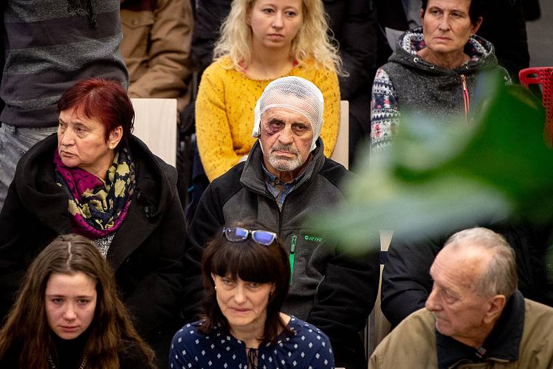 Den druhý po střelbě ve Fakultní nemocnici Ostrava (FNO), 11. prosince 2019 v Ostravě. Na snímku mše za oběti a pozůstalé po včerejší střelbě.