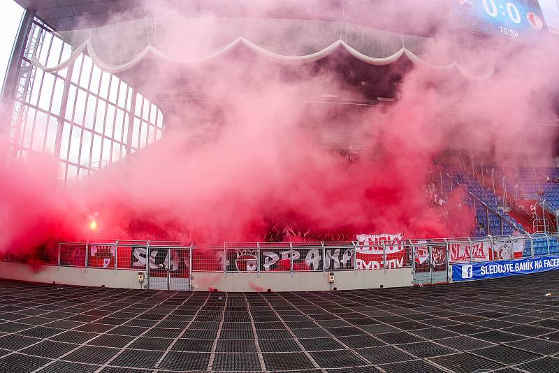 Utkání 4. kola nadstavby první fotbalové ligy, skupina o titul: FC Baník Ostrava - SK Slavia Praha, 19. května 2019 v Ostravě. Na snímku fanoušci Slavie.