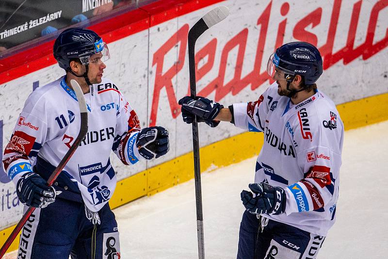 Utkání 53. kola hokejové extraligy: HC Oceláři Třinec - HC Vítkovice Ridera, 8. prosince 2021 v Třinci. Zleva Marek Kalus z Vítkovic a Tobias Lindberg z Vítkovic.