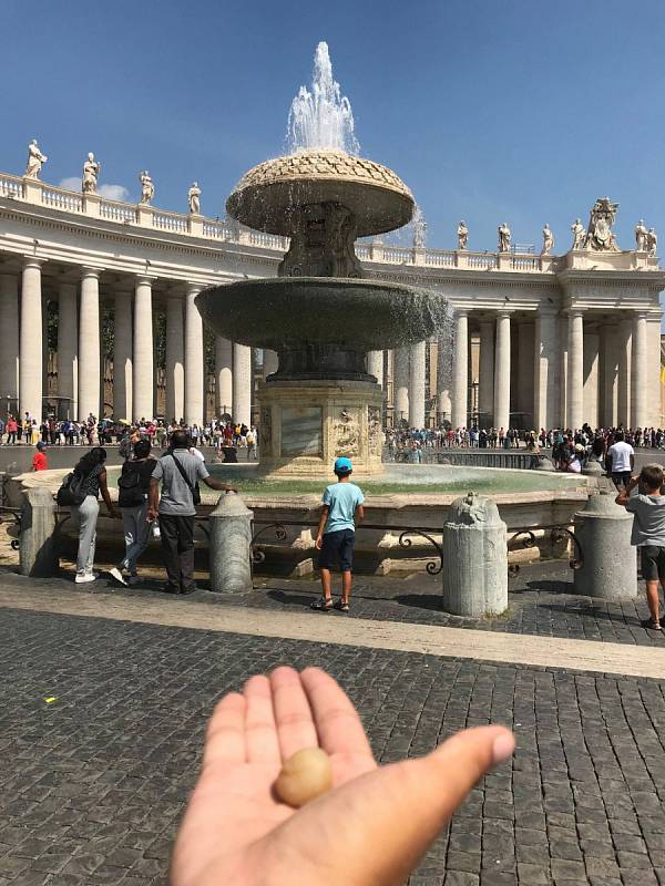 V kašně ve Vatikánu skončil i kamínek, který s dvojicí putoval z Česka až do Itálie..