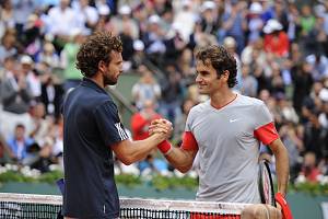 ROGER FEDERER takhle gratuloval v roce 2014 po utkání 4. kola French Open lotyšskému tenistovi Ernestsu Gulbisovi k nečekanému pětisetovému vítězství. Foto: archiv