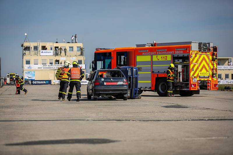 Dynamická ukázka HZS MSK na nedělních dnech NATO. Čtyřčlenné družstvo ve složení velitel, zdravotník a dva hasiči předvedli divákům zásah u dopravní nehody dvou osobních automobilů, v jednom z nich zůstala zaklíněná osoba.