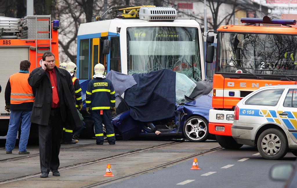 Mladík ujížděl policii a zahynul po nárazu do tramvaje - Moravskoslezský  deník