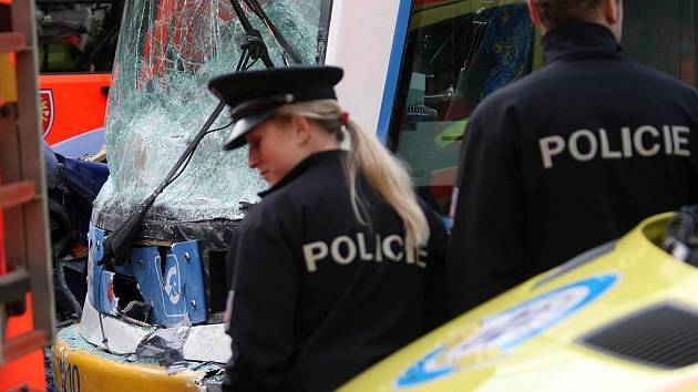 Auto Seat Toledo pronásledované policií se ve středu před polednem poblíž křižovatky ulic 28. října a 1. máje v Ostravě-Mariánských Horách srazilo s tramvají, jeho řidič zemřel.