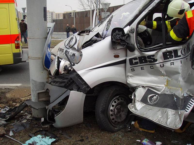 Dva lidé byli zranění při srážce tramvaje a osobního vozu, k níž došlo ve středu dopoledne v Ostravě-Zábřehu.