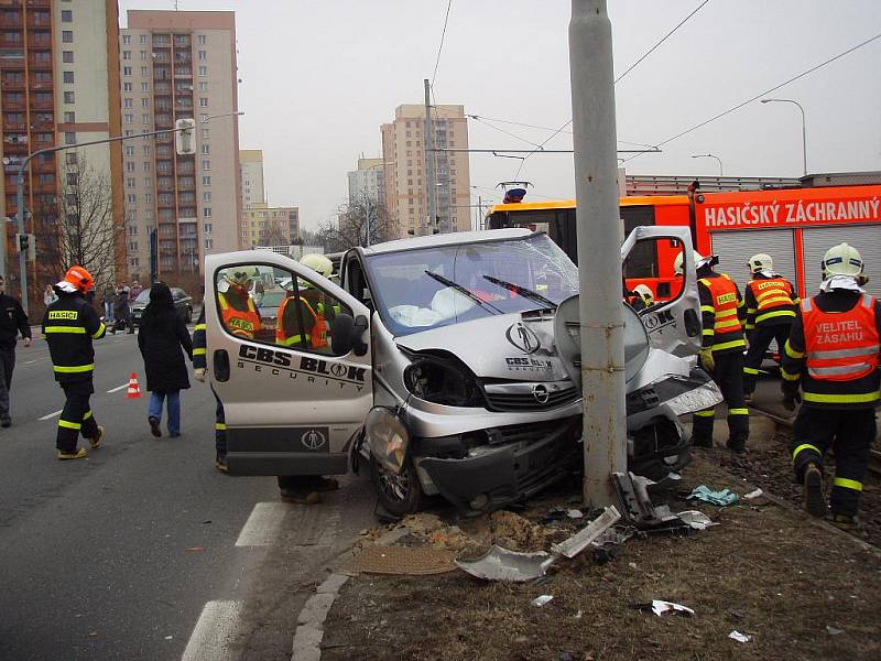 Dva lidé byli zranění při srážce tramvaje a osobního vozu, k níž došlo ve středu dopoledne v Ostravě-Zábřehu.