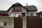Policisté exposlance hledali i v této vile v Ostravě-Petřkovicích, která patří manželům Wolfovým.