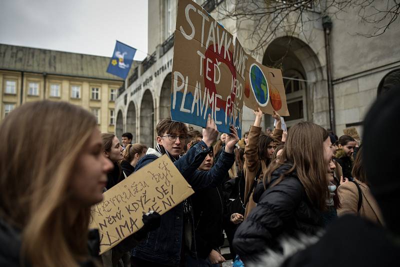 Studenti v Ostravě se 15. března 2019 připojili k celosvětové protestní akci, která má za cíl přimět politiky důsledněji chránit klima a snižovat emise.