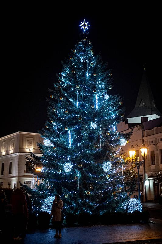 Vánoční strom v Karviné na Masarykově náměstí.