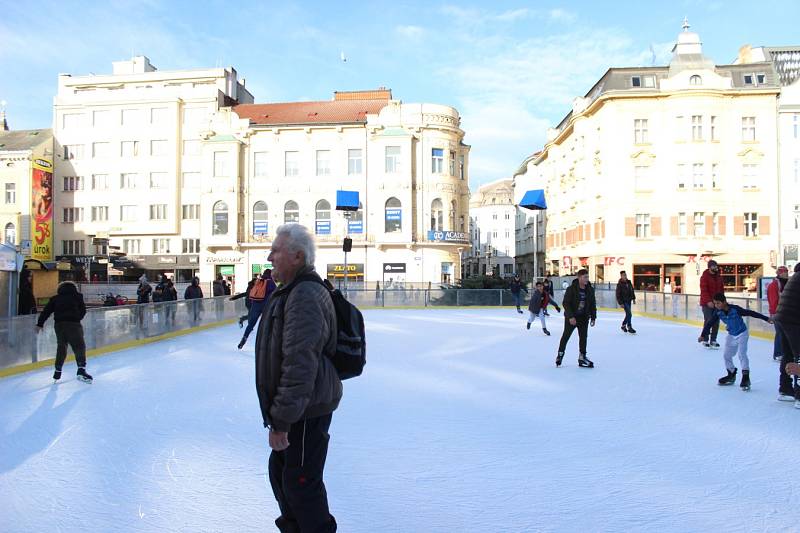 Bruslení v centru Ostravy skončilo. Atmosféra posledních dnů Vánočního kluziště na Masarykově náměstí.