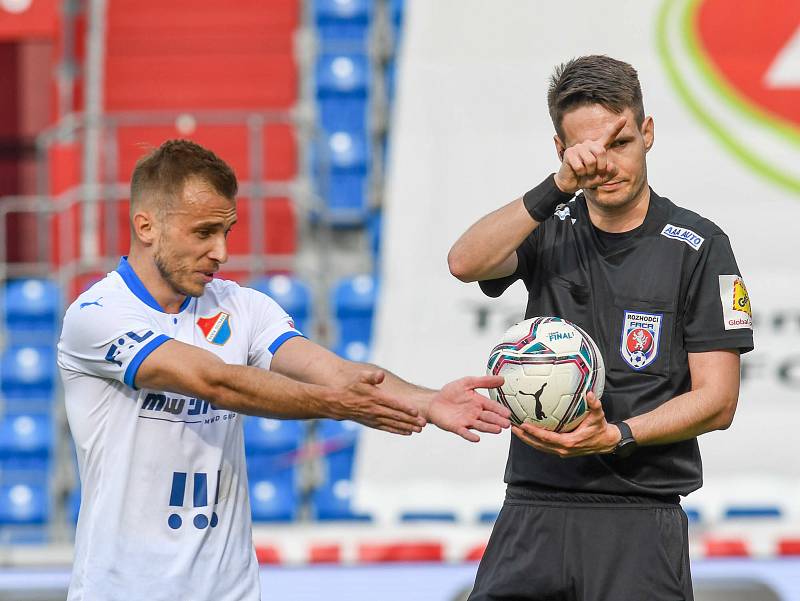 Fotbalisté Baníku Ostrava bojovali 15. května 2021 v utkání 32. ligového kola se Zlínem. Domácí Nemanja Kuzmanovič a rozhodčí Radek Dubravský.