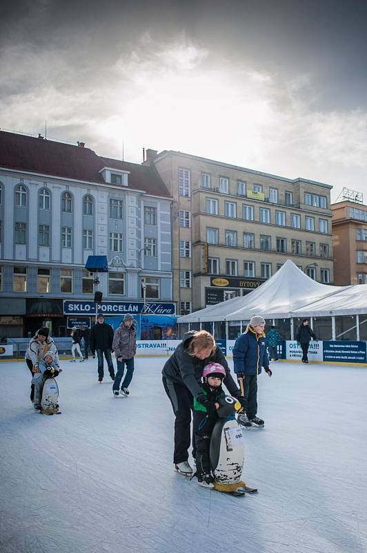 Počasí, do kterého se Ostravané probudili první únorový den, opět připomínalo spíše jaro než zimu. Dopoledne svítilo sluníčko a teploty vystoupaly vysoko nad bod mrazu. V Ostravě se dokonce blížily deseti stupňům Celsia.