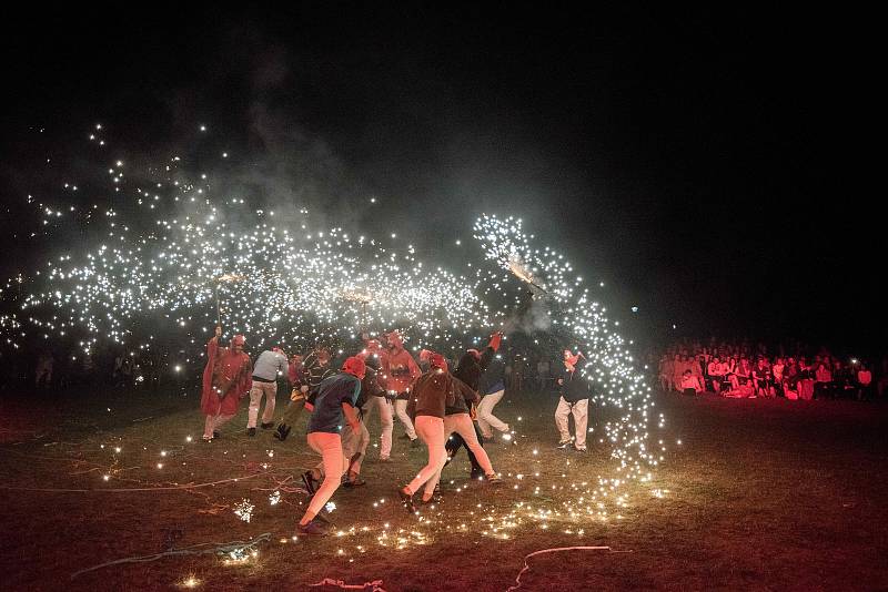 Ohňostroj katalánské kultury, který se konal 1. července 2017 v Ostravě.