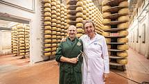 Tradiční sklad sýrů společnosti Gran Moravia, 11. srpna 2021 v Bevadoro, Itálie. (zleva) zaměstnanec Antonio Casalin a Roberto Brazzale (majitel společnosti).